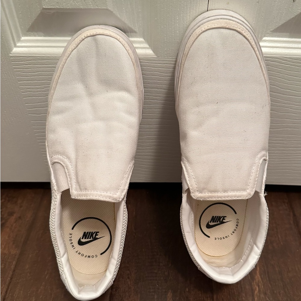 Nike Wom White Slip-On Sneakers 9 (EXCELLENT CONDITION)
